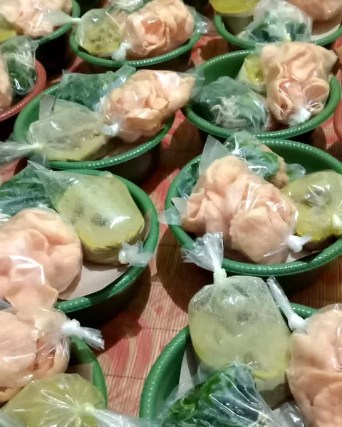 Paket mangkuk hijau berisi kerupuk, kuah, sayur, dan sambal untuk hajatan