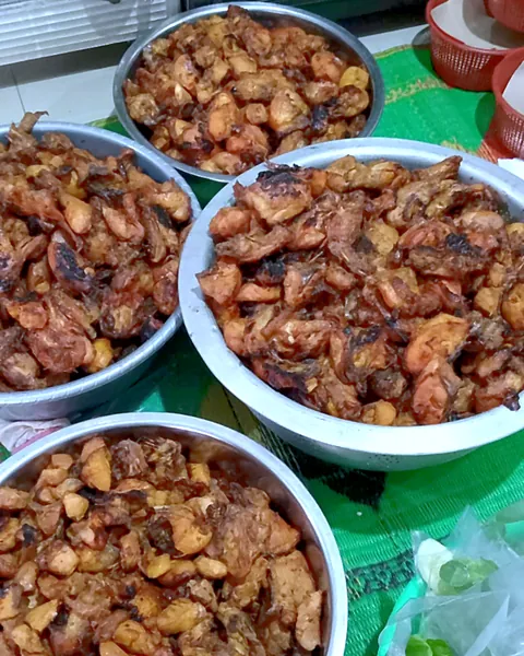 Ayam bakar dalam baskom besar untuk pesanan acara, Tohar's Family Catering Metro