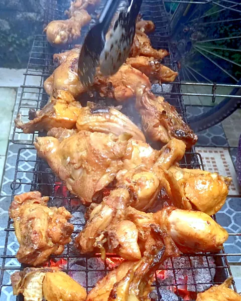 Ayam bakar di atas panggangan arang