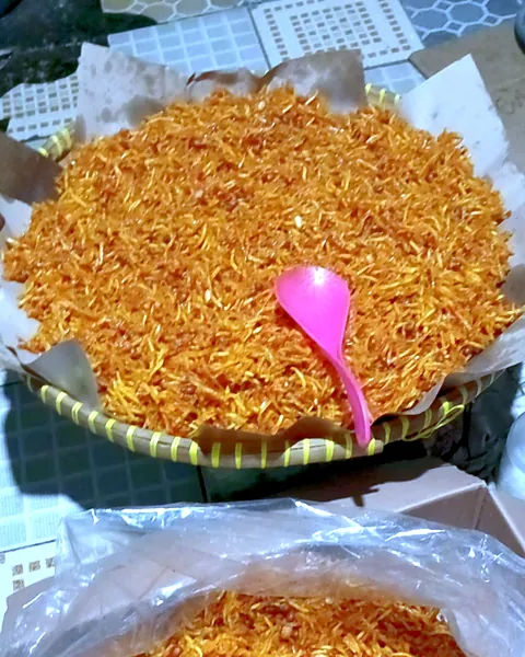 Kering kentang pedas manis di atas tampah