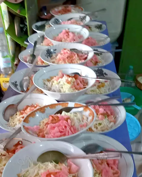 Mangkuk-mangkuk soto dan kerupuk untuk hidangan tamu